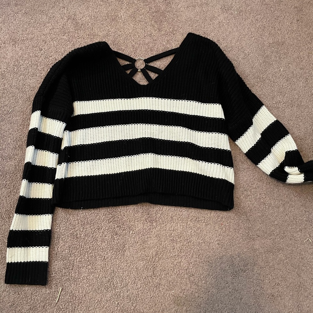 Women’s cropped sweater with open back